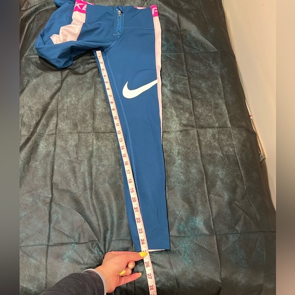 🔥Nike Blue and Pink Athletic Leggings🔥 - Picture 4 of 8